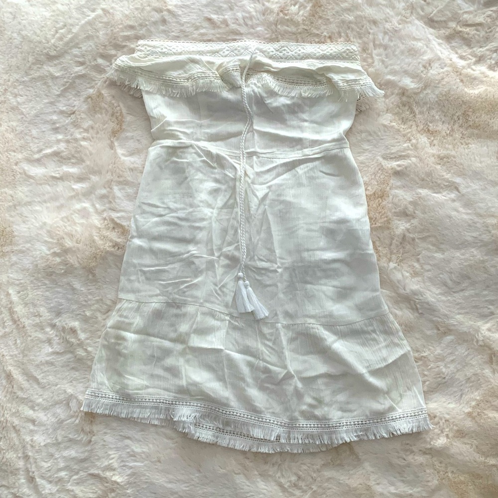 Lulu’s white strapless dress